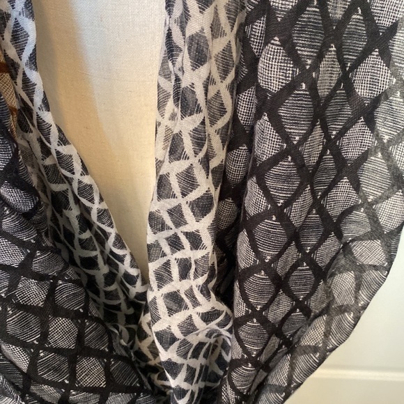 C Patterned Infinity Scarf - Picture 3 of 8